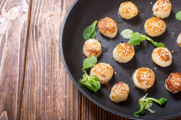 Fried scallops with lemon and salad