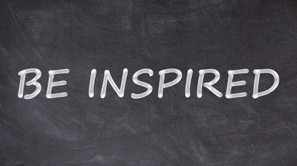 Obraz premium Be inspired written on blackboard