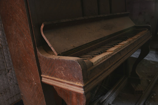 LA M&Uacute;SICA DEL TIEMPO Y EL ABANDONO