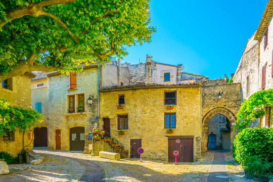 Fototapeta a narrow street in the old town of Vaison-la-Romaine in France
