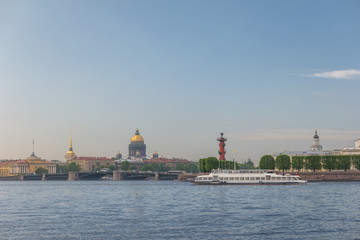 Obraz premium Saint Petersburg city skyline at Rostral Column, Saint Petersburg, Russia