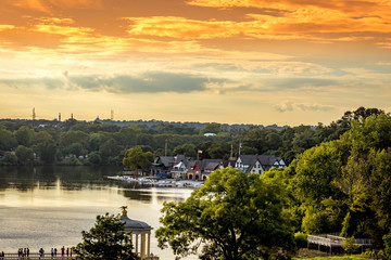 Fototapeta premium Philadelphia city skyline at sunset across Schuylkill river