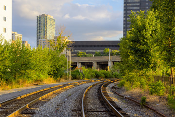 Fototapeta premium Philadelphia city skyline at sunset across train track