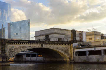 Naklejka premium Philadelphia city skyline at sunset across Schuylkill river