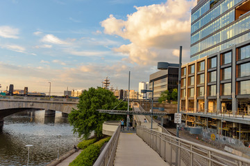 Fototapeta premium Philadelphia city skyline at sunset across Schuylkill river