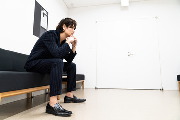 待合室の男性