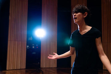 演技する男性