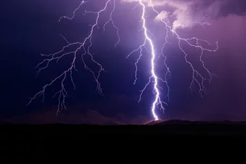 Photo sur Plexiglas Orage Coup de foudre sur une montagne pendant une tempête.