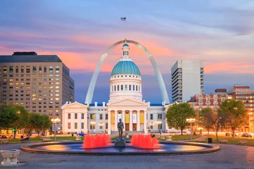 Poster De skyline van de binnenstad van St. Louis in de schemering. © f11photo