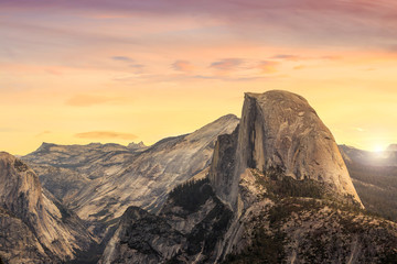 Prachtig uitzicht op Yosemite National Park bij zonsondergang in Californië
