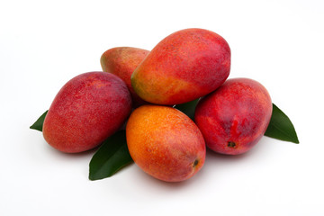 白い背景にあるマンゴー