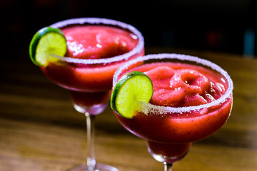2 Margaritas Cocktail, mojito with lemon