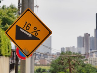 16% decline road sign