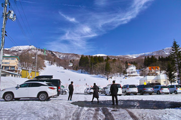 Fototapeta premium 冬の蔵王中央ロープウェイ温泉駅駐車場の風景