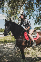 Fototapeta premium Ładna scena kobieta z koniem na wsi. Pojęcie konia i człowieka. Portret kobiety artystycznej styl vintage spaceru z koniem na zewnątrz