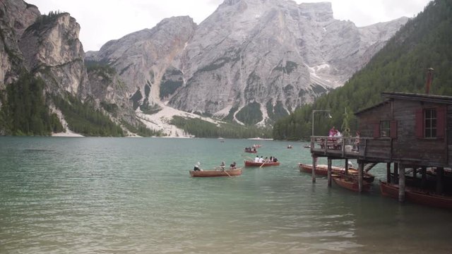 Barcas remando en el Lago di Braies