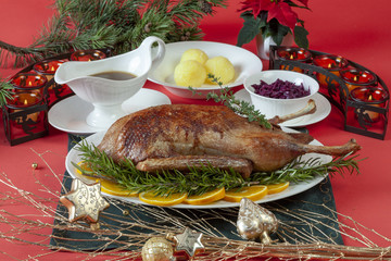 Weihnachtsgans Gänsebraten mit Blaukraut und Knödel