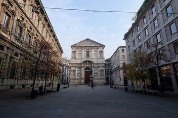 Fototapeta na wymiar Piazza e Chiesa San Fedele a Milano