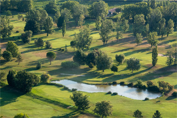 vue aérienne d'un golf à Avignon en France