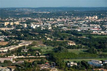 vue aérienne de la ville d'Avignon et du Palais des Papes en France