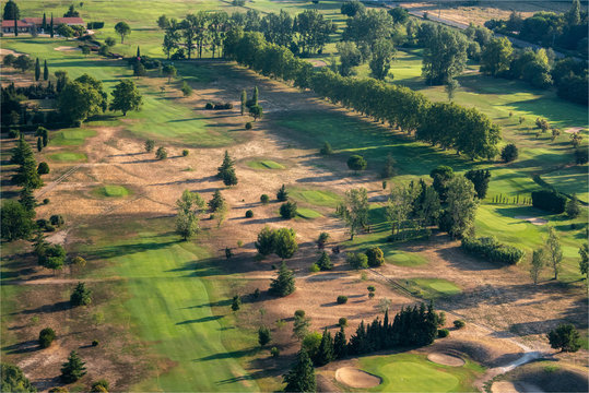 vue aérienne d'un golf pendant la canicule à Avignon en France