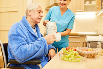 Senior bekommt Frühstück in der Küche