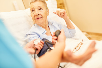 Kontrolle des Blutdrucks bei Senior Frau