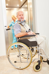 Senior Mann im Rollstuhl in der Reha