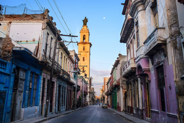 Naklejka premium Evening street of old Havana. Cuba.