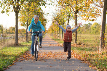 Oma und enkel im herbst