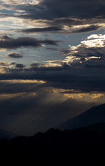 raggi di sole al tramonto