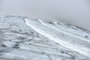 Bedeckte Spalten am Gletscher