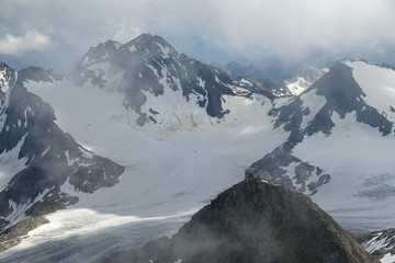 Becherhaus mit Bergkulisse