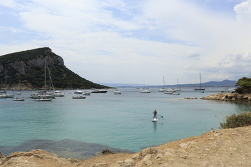 Vista sull'isola di Figaroli dalla spiaggia di Cala Moresca, Golfo Aranci, Sardegna, Italia.