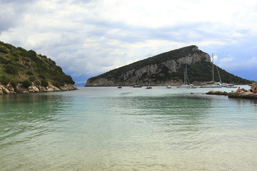 Vista sull'isola di Figaroli dalla spiaggia di Cala Moresca, Golfo Aranci, Sardegna, Italia.