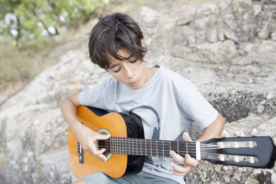 Ni&ntilde;o tocando la guitarra