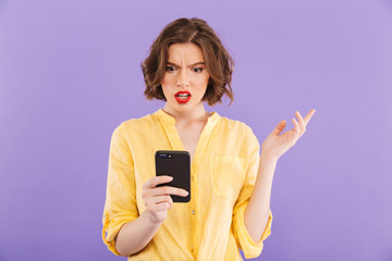 Naklejka premium Confused young woman isolated over purple wall