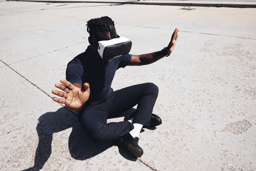 Retrato futurista de un hombre joven con gafas de realidad virtual