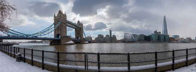 Die Londoner Skyline im Winter: Panorama von der Tower Bridge bis zur London Bridge 