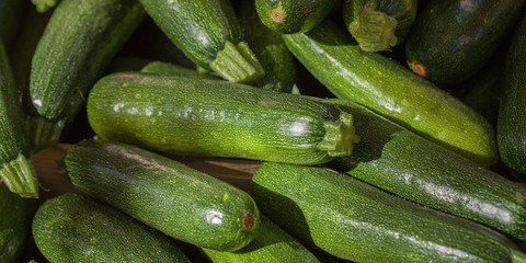 Courgettes sur un étal de marché