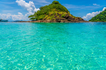 Obraz premium Beautiful Tropical Beach blue ocean background Summer view Sunshine at Sand and Sea Asia Beach Thailand Destinations 