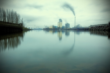 Industrie-Anlage in Bremen mit ruhigem Wasser