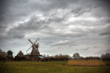Plakat Windmühle in besonderer Wetterstimmung