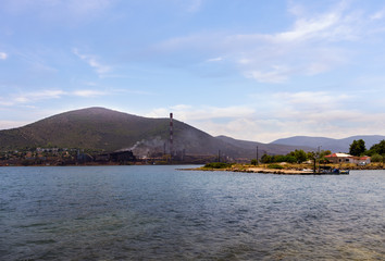 Fototapeta na wymiar Factory next to the sea
