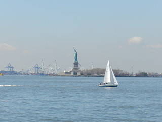 voilier devant la statue de la libert&eacute;