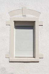 verziertes weißes Fenster