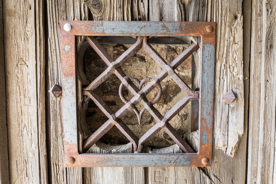 Holzt&uuml;r mit Metallherz
