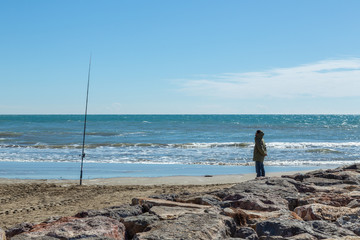 Fototapeta na wymiar Fiskare på en strand vid havet