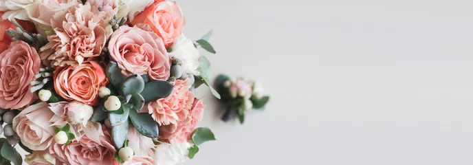 Fototapeten Frischer Strauß rosa Pfingstrosen und Rosen mit Kopierraum © Prostock-studio
