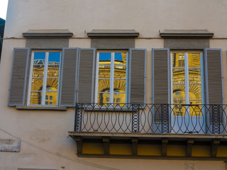 Fototapeta na wymiar Reflejos del Palazzo Pitti en unas ventanas